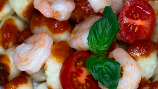 Gnocchi con gamberi e polpa di pomodori