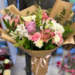 Нежен букет с рози, алстромерии, хризантеми и евкалипт #252