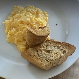 Huevos Payeses Revueltos Con Tostadas