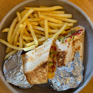 Чикън тортила с чедър, грил зеленчуци и пържени картофки (300г)