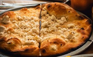 Домашно хлебче със сирена и мерудии