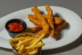 Chicken nuggets sa pomfritom