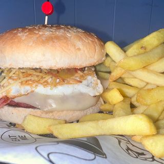 Hamburguesa Especial Con Papas Fritas