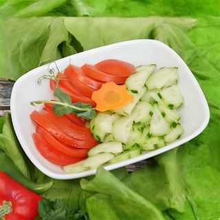 Salată de roșii și castraveți