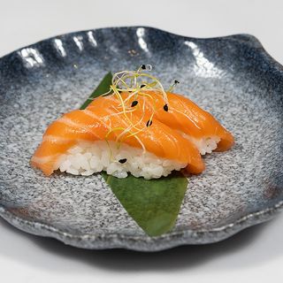 102.- Sushi Salmón flameado