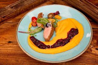 Piept de rață cu sos de fructe de pădure