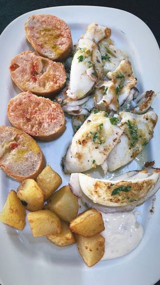 Sepia a la plancha con bravas, TOP