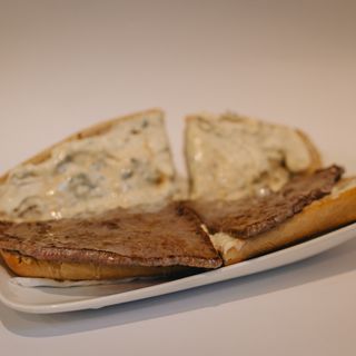 Bocadillo De Ternera Con Crema De Roquefort