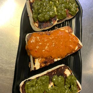 Queso Asado Con Mojos