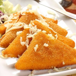 Cascaval Pane servit cu rosii cherry si mix de salata