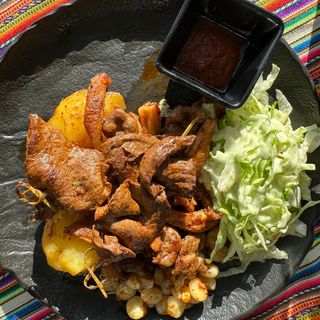 Anticuchos, mollejitas y rachi