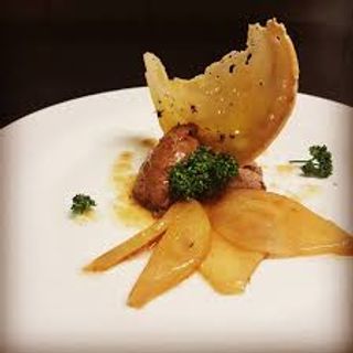 Quenelle di fegatini, pere caramellate e vela di pane al timo