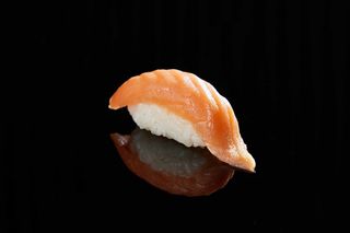 суши с лососем (1 шт.)