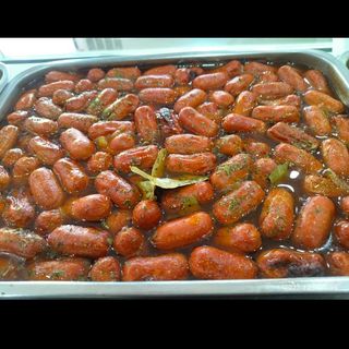 Ración de mini salchichas de pollo a la barbacoa y papas