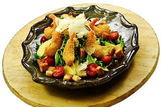 Salata Caesar cu creveti in Panko 