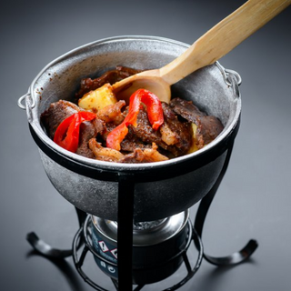 Pastramă de berbecuț la ceaun înăbușită în vin și usturoi cu mămăligă