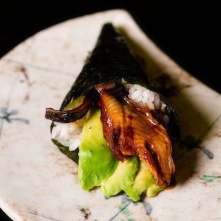 Temaki de anguila y aguacate
