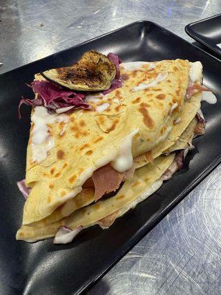 Crudo, melanzane, stracchino e radicchio