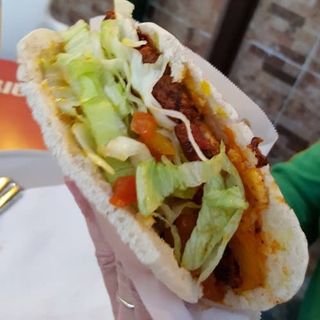 Pan pita con carne (ternera o pollo) ensalada y salsa