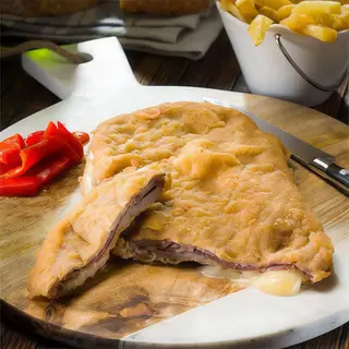 Cachopo XL de ternera asturiana IGP relleno de jamón y queso + patatas