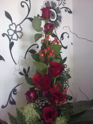 7 ruža sa zelenilom