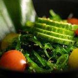 Ensalada Wakame De Langostino Con Mango Y Aguacate