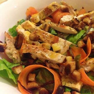 Insalatona con insalata verde e petto di pollo grigliato