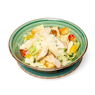 Салата Цезар с хрупкаво пиле