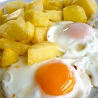 Huevo estrellado con patatas