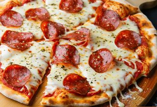 Pizza 4 formaggi e salamino