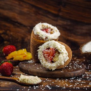 ვანილის კრემით, ხილით და ქოქოსით