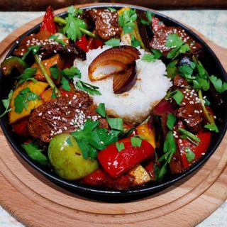 Телятина с овощами 