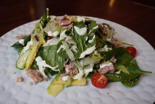 Salata cu quinoa si ton