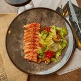 Salata sa lososom tataki 240g