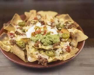 Nachos con queso y carne