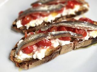Crostoni con alici del mar Cantabrico