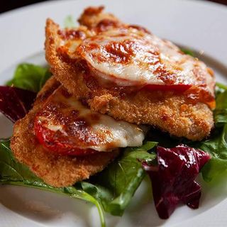 Pechuga De Pollo A La Parmigiana Empanado Con Mozzarella Y Tomate