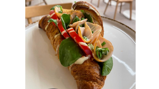 Croissant z Pieczonym Filetem z  Kurczaka