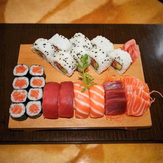 Plato Combinado 7(California,Maki y Sushi de Salmón, y Atún y Sashimi)