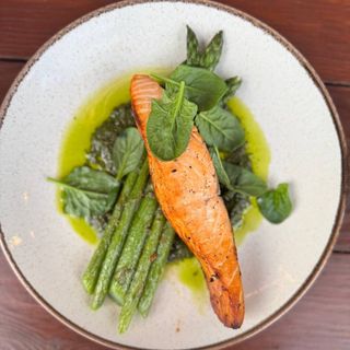 Лосось з спаржевою квасолею та свіжим салатом