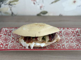 Montadito de serranito con alioli