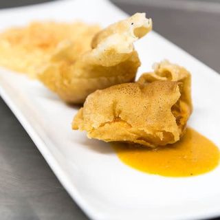 Merluza rellena de txangurro sobre crema de marisco