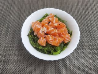 Ensalada de wakame con salmón