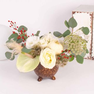 Aranjament cu bostanel, trandafiri si anthurium