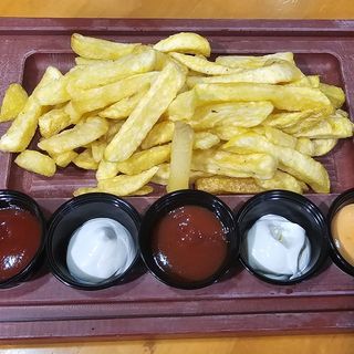 Tabla de patatas caseras con 5 salsas