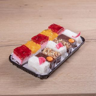 Caserolă cu prăjitură asortate