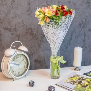 Buchet din 7 alstromerii în plasă albă