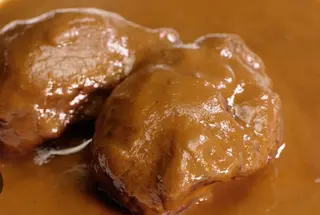 Carrilleras al vino tinto  en salsa racion  con patatas