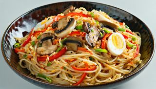 Spaghete de orez cu legume si ciuperci