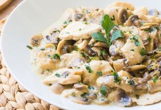 Filetto di pollo con patate e funghi - Servito caldo